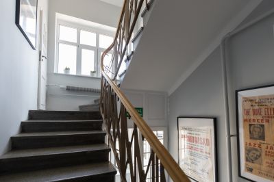 Wnętrze klatki schodowej willi Fryderyka Janusza. Usytuowana po p&oacute;łnocno-wschodniej  stronie domu, tj. poza obrębem części dziennej, komunikowała parter z piętrem w taki spos&oacute;b, że obydwa poziomy mogły funkcjonować w spos&oacute;b od siebie niezależny. Zastosowana tu powtarzalność rozwiązań była r&oacute;wnież bardzo nowoczesna. Fot. Grzegorz Bukała UM Rzeszowa